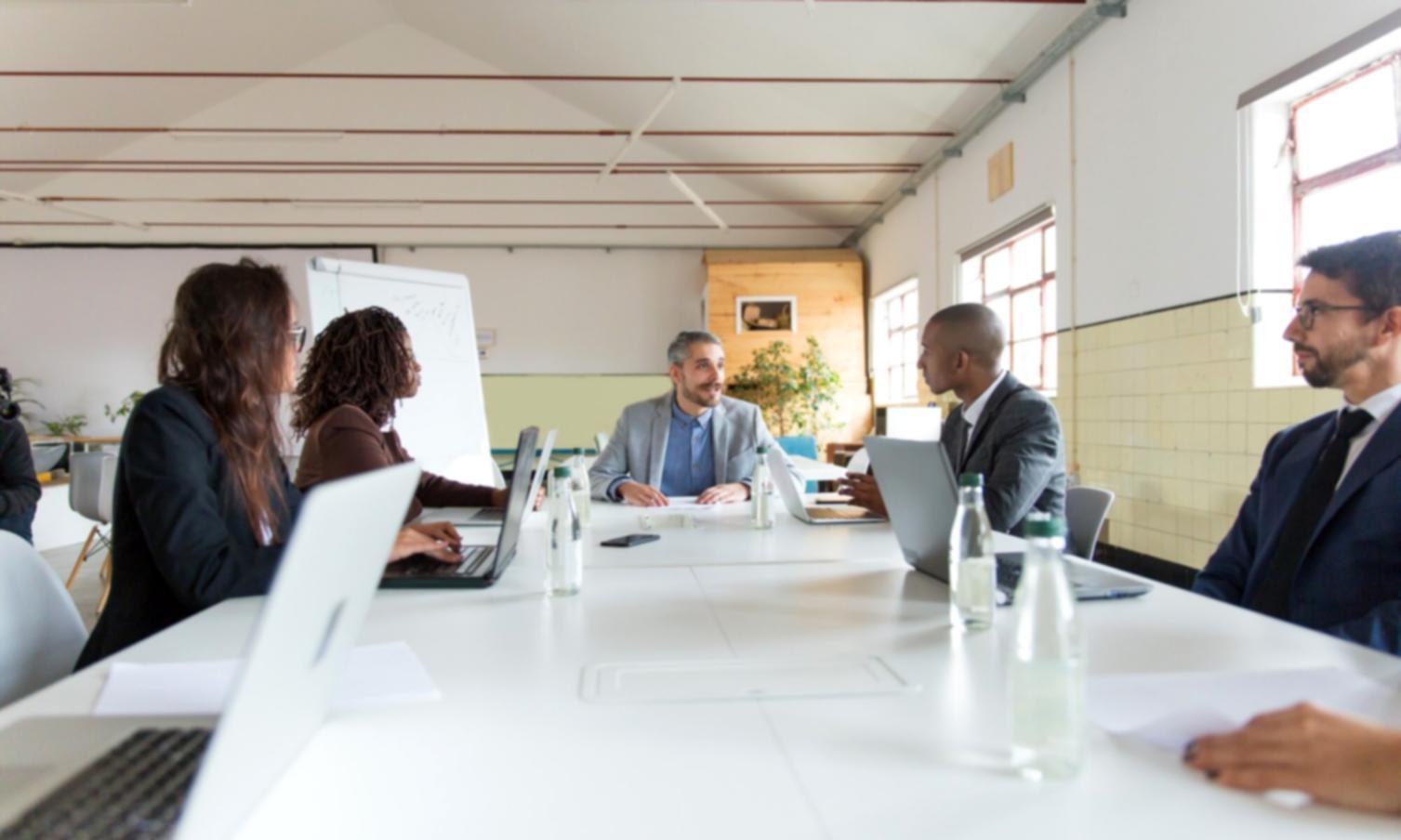 Análisis de datos financieros en pantalla con gráficos y tendencias de mercado