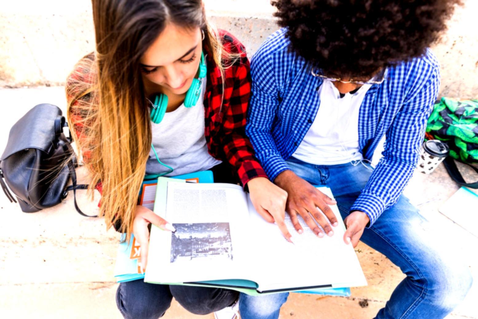 Estudiantes analizando datos financieros en tiempo real