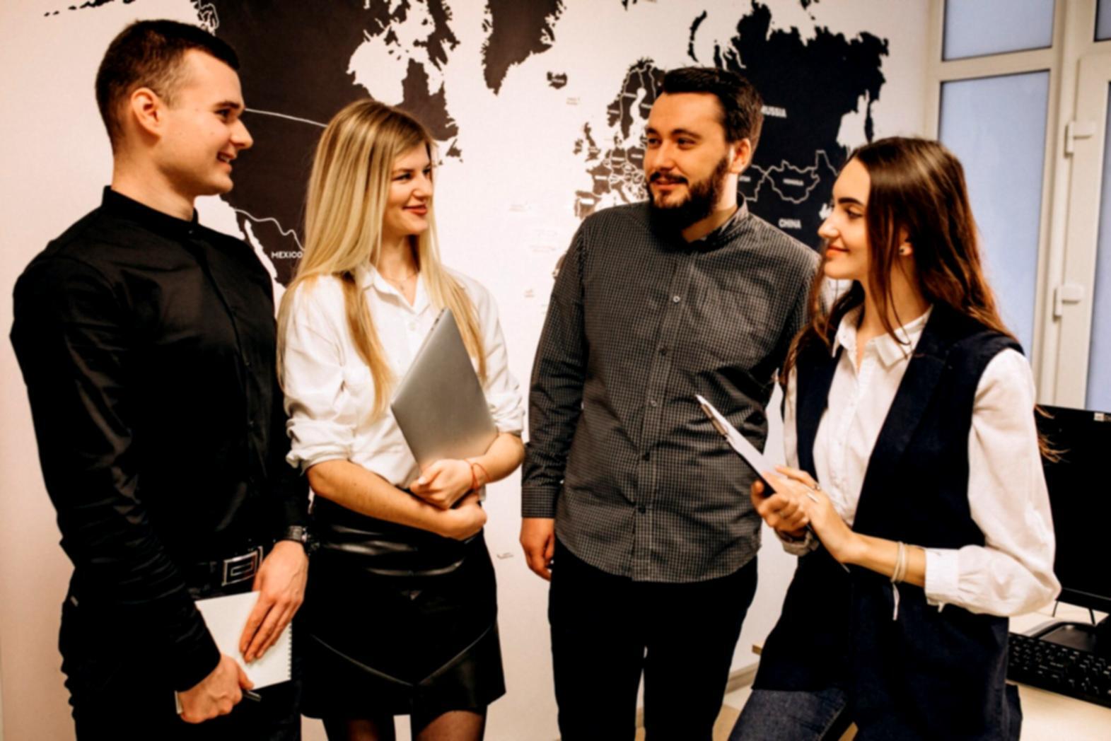 Profesional analizando informes financieros con calculadora y documentos sobre el escritorio