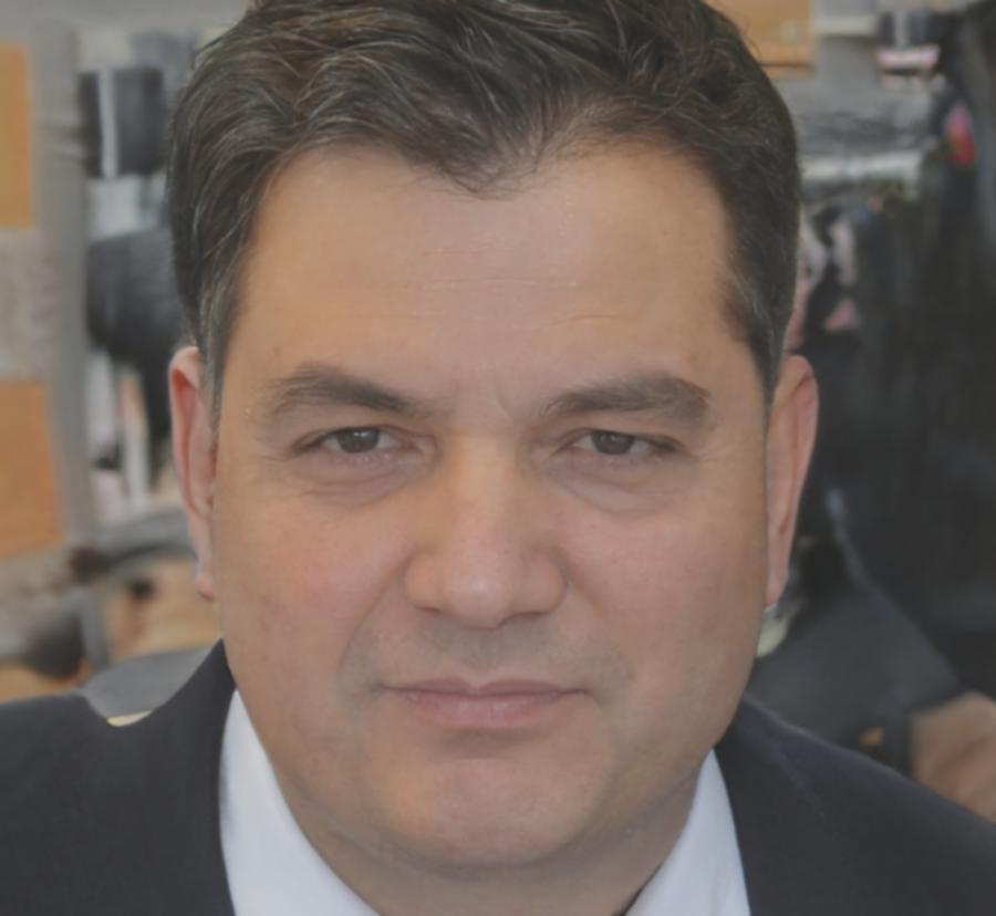 Retrato profesional de instructor especializado en análisis financiero